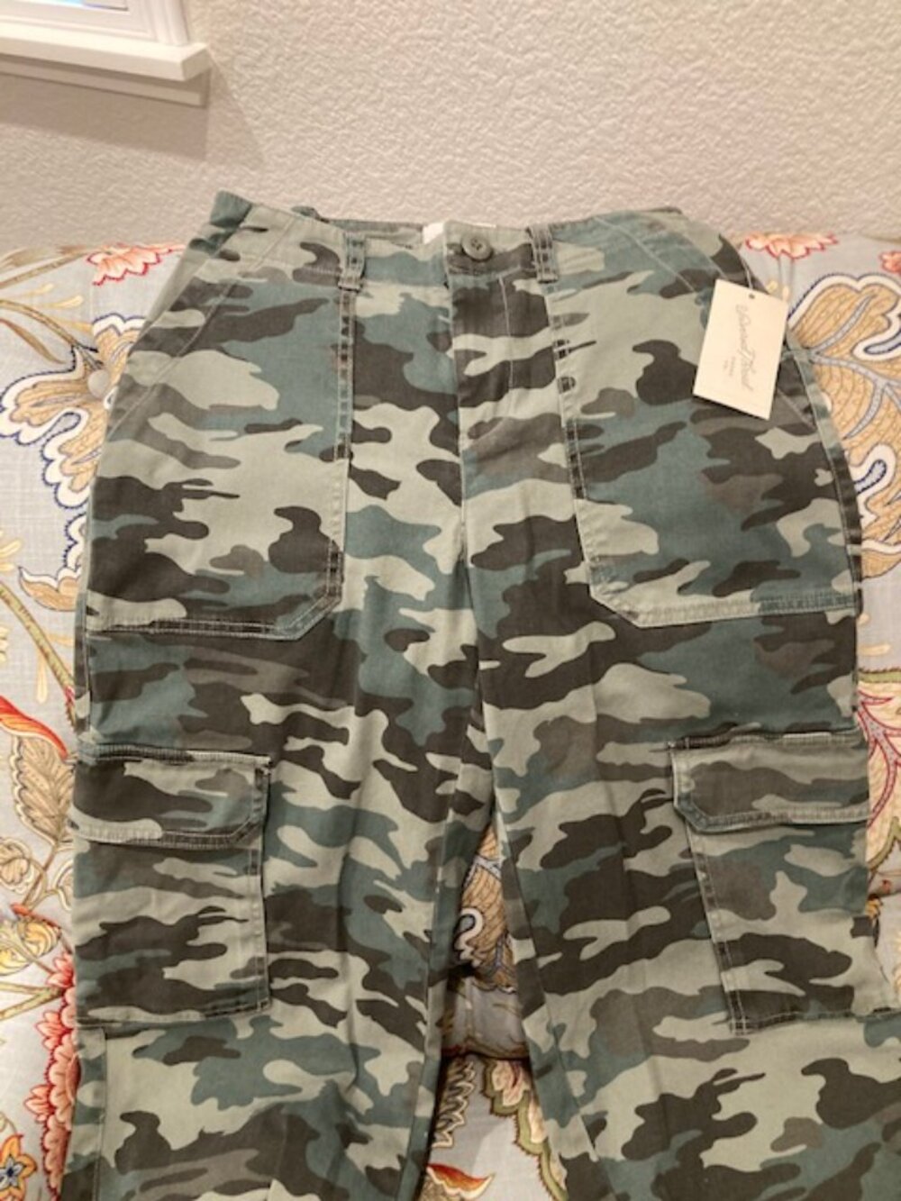 UNIVERSAL THREAD CAMO PANTS - NEVER WORN - TAGS STILL ON